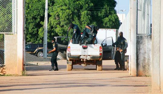 Policiais do Bope, do Canil e da Companhia de Guarda, além de agentes penitenciários e da Polícia Federal, participaram da contenção dos presos (Foto: Divulgação)