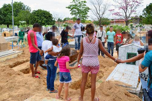 Familiares e amigos enterram Jaime da Conceição Pereira, um dos presos esquartejados durante o massacre na Pamc (Foto: Rodrigo Sales)