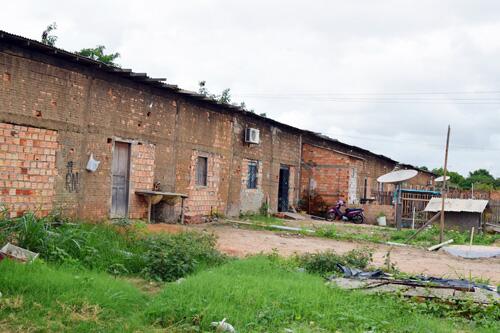 Terreno possui mais de 40 apartamentos de alvenaria que foram ocupados por famílias há anos (Foto: Divulgação)
