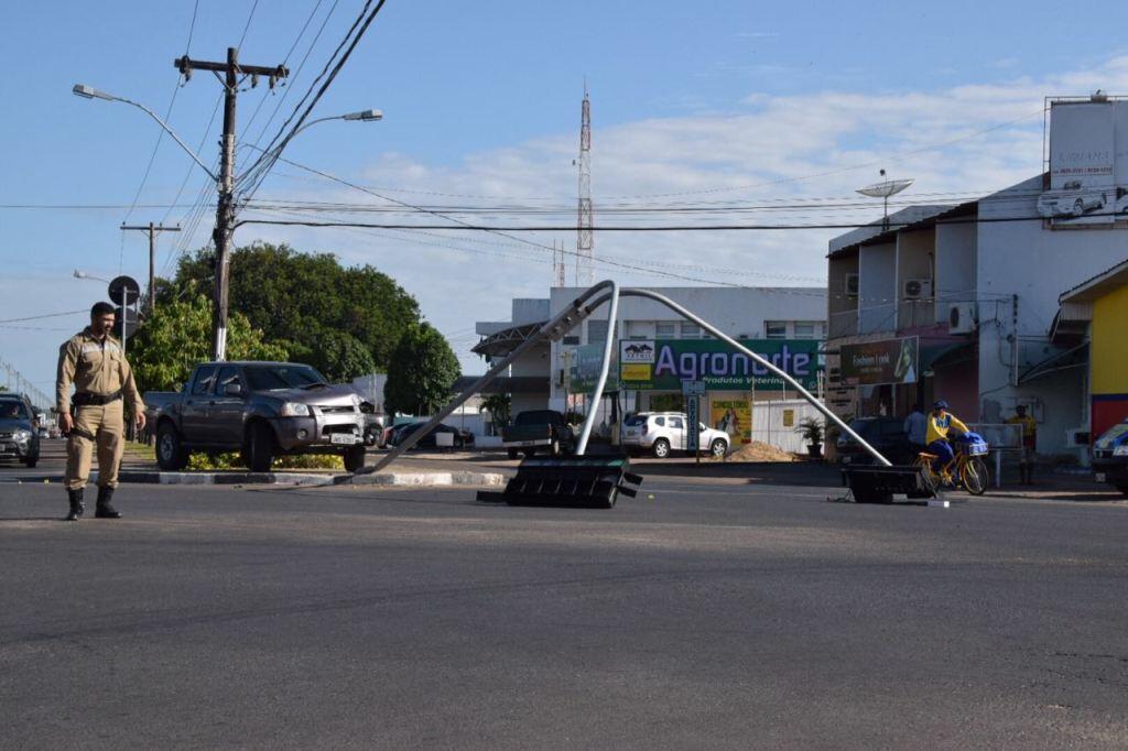 Para não atingir outros veículos, motorista teve de subir no canteiro central, atingindo semáforo (Foto: Rodrigo Sales)