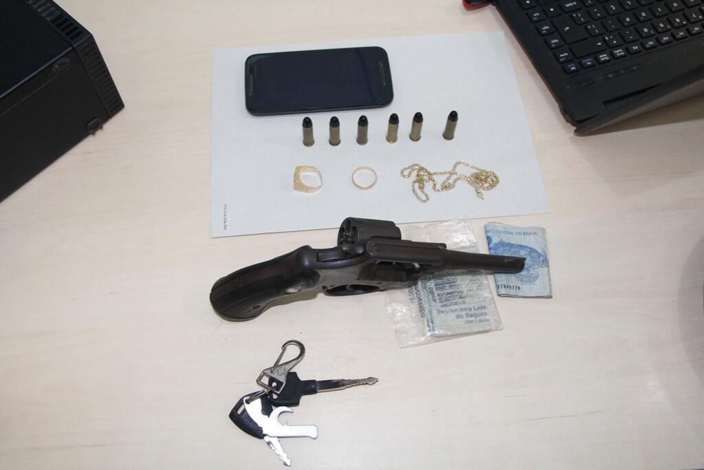 Armado com um revolver, dupla levou objetos de ouro e um celular pertencentes a um empresário (Foto: Wenderson de Jesus)