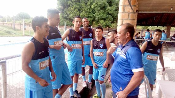 Atletas se apresentaram ontem ao treinador Chiquinho Viana (Foto: Ribamar Rocha)