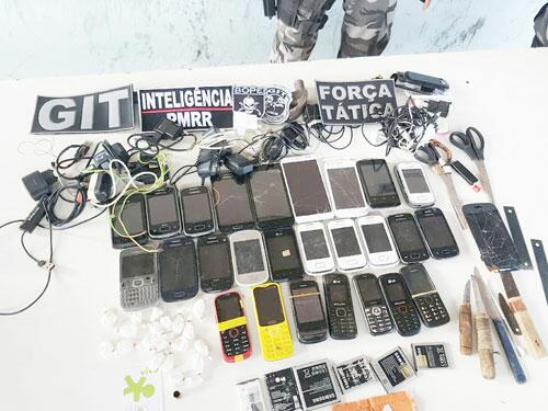 Foram apreendidos 26 celulares, 19 trouxinhas de cocaína, instrumentos perfurantes e anotações de criminosos (Foto: Divulgação)