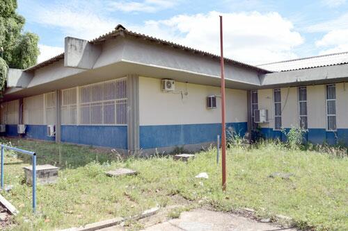 Empresas contratadas para revitalizar escolas suspenderam os serviços por falta de pagamento (Foto: Rodrigo Sales)