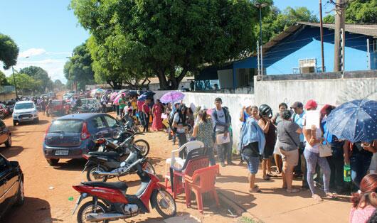 Candidatos começaram a chegar no domingo para garantir vaga na fila (Foto: Antônio Carlos)