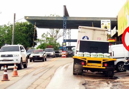 Tráfego de veículos levando produtos para a Venezuela é constante (Foto: Arquivo/Cora Gonzalo)