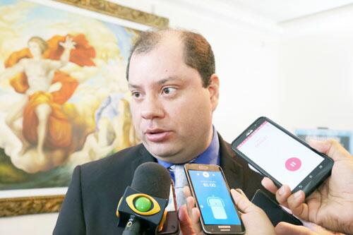 Secretário estadual de Administração, Frederico Linhares: “Benefício é premiação aos servidores que se qualificaram”(Foto: Antonio Diniz)