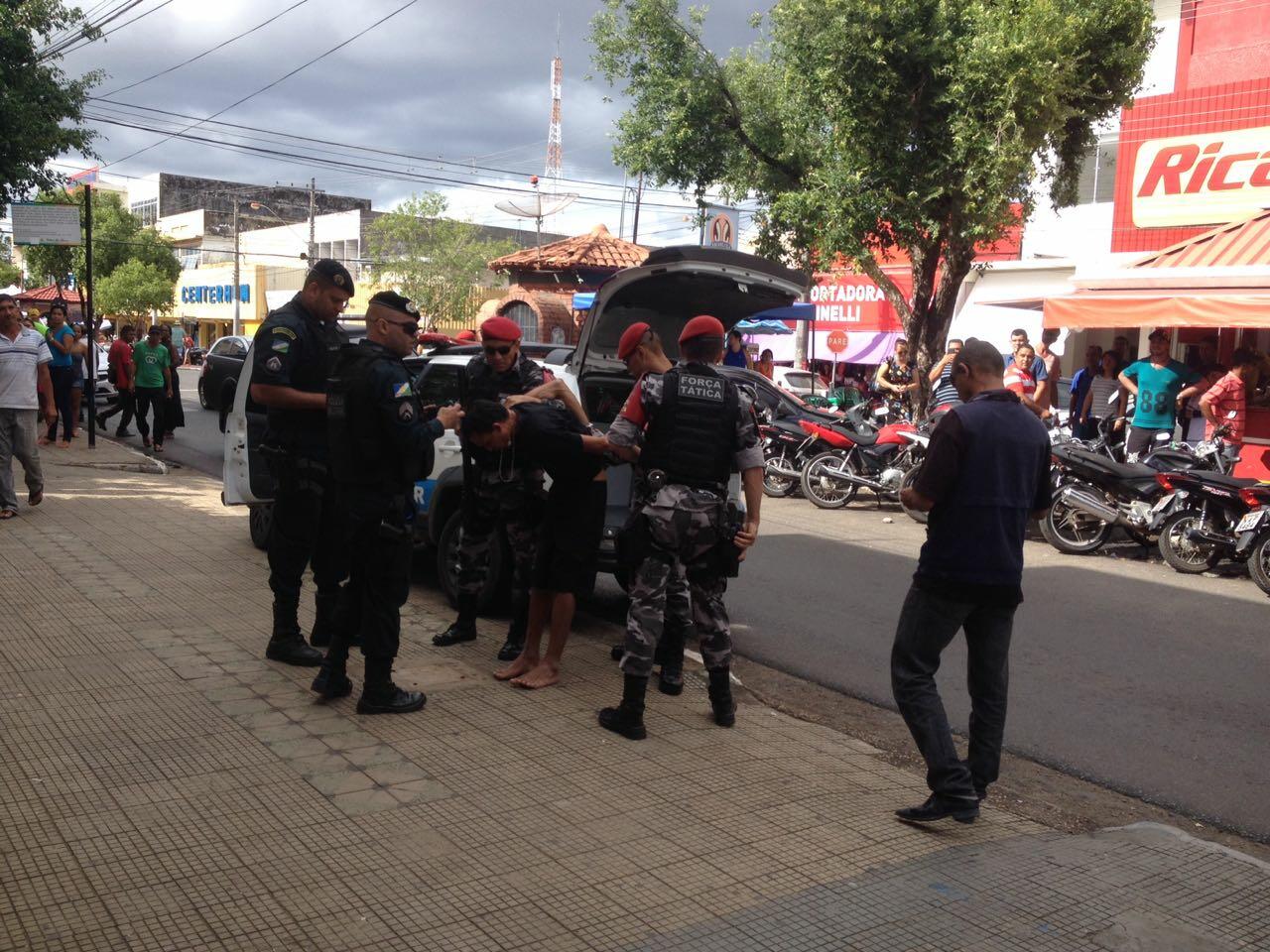 Houve troca de tiros com a polícia, mas o foragido terminou sendo capturado (Foto: Ricardo Gomes)