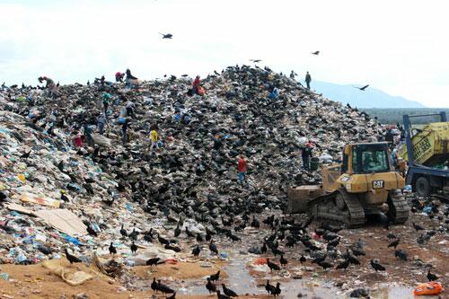 Condições subumanas das pessoas que trabalham no lixão são diárias (Foto: Antônio Carlos)