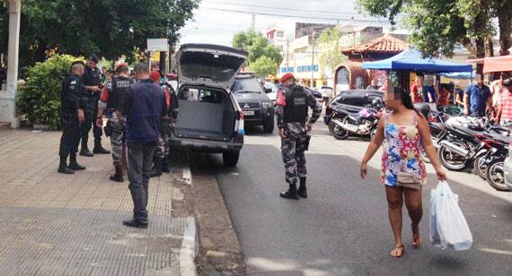 Policiais identificaram foragido na Av. Jaime Brasil, principal centro comercial (Foto: Ricardo Gomes)