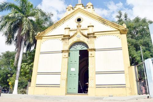Igreja de São Sebastião fica na Avenida João Pereira de Melo, no Centro (Foto: Rodrigo Sales)