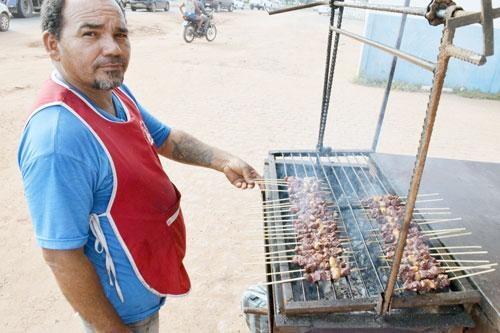 Wikson da Costa vende espetinho há 17 anos na Av. das Guianas, no bairro São Vicente (Foto: Rodrigo Sales)
