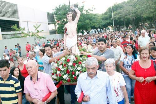 Centenas de fiéis seguiram em procissão com a imagem de São Sebastião (Foto: Wenderson de Jesus)