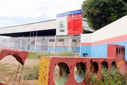 As obras na Casa do Albergado começaram em julho do ano passado e já pararam duas vezes (Foto: Wenderson de Jesus)