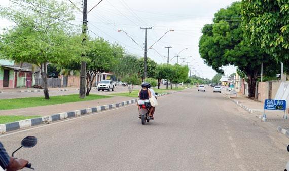 Salão alvo dos ladrões fica nesta avenida, no bairro Santa Luzia (Foto: Rodrigo Sales)