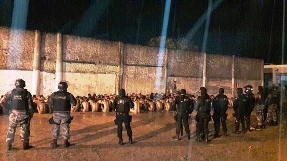 Depois que tumulto foi contido, presos foram colocados no pátio do presídio, sentados e sem roupa (Foto: Divulgação)