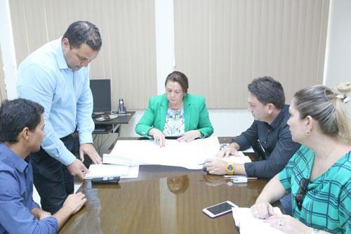 Governadora Suely Campos com secretário de Infraestrutura e diretores da pasta (Foto: Marcelo Rodrigues)