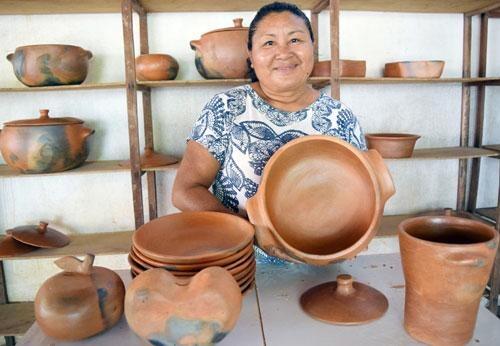Lídia Raposo mostra orgulhosa a panela de barro que aprendeu a fazer com a avó (Foto: Rodrigo Sales)