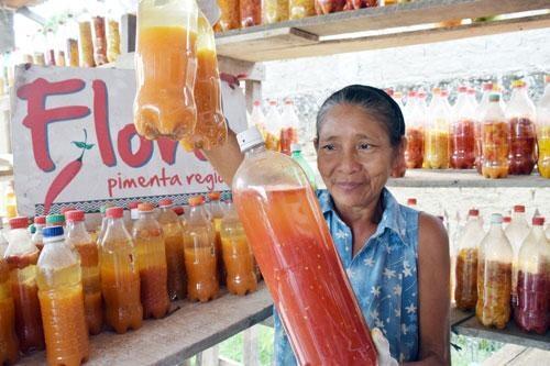 Dona Flora produz e vende molho de pimenta para o Brasil e o mundo (Foto: Rodrigo Sales)