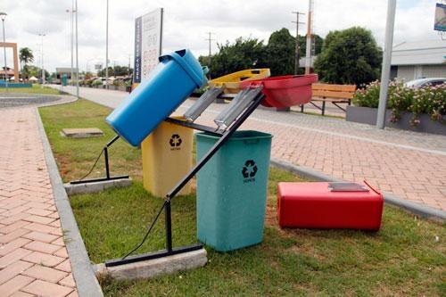 Na delegacia, acusado alegou que, ao passar pelas lixeiras, teria ouvido elas o chamando de “macaco”, por isso decidiu quebrá-las (Foto: Wenderson de Jesus)