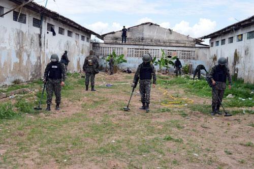 Militares do Exército usaram detectores de metal na busca por armas, celulares e outros materiais ilícitos (Foto: Divulgação/Exército)