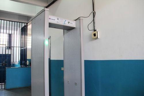 De acordo com o Governo do Estado, a decisão visa coibir a entrada de materiais ilícitos nas unidades, como aparelhos de telefone celular (Foto: Arquivo/Folha)