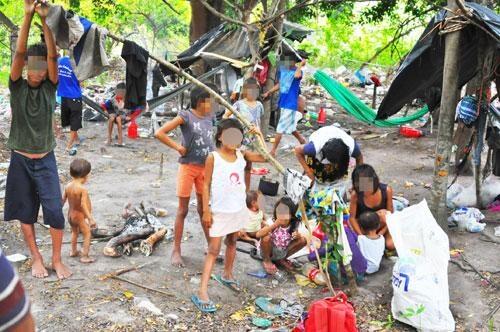 Os Yanomami vivem em condições subumanas no acampamento improvisado à margem da BR-174, no bairro 13 de Setembro (Foto: Diane Sampaio)