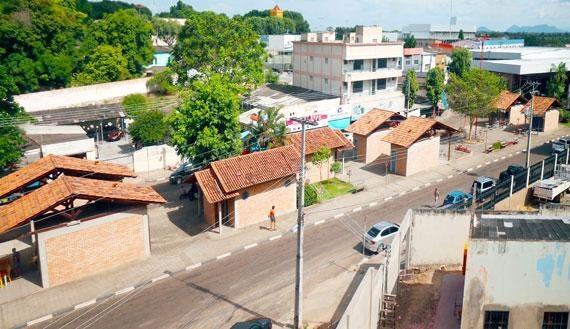 O Centro Comercial, o “Camelódromo”, será construído na calçada da Avenida Doutor Sílvio Botelho, no Centro (Foto: Antônio Diniz)