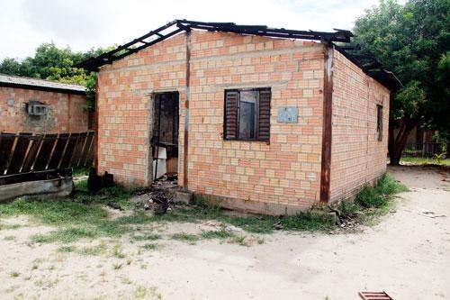 Todo o interior e o telhado da casa foram consumidos pelas chamas (Foto: Wenderson de Jesus)