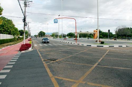 Moradores próximos e motoristas que trafegam pela via reclamam que bloqueio dificulta o trânsito (Foto: Wenderson de Jesus)