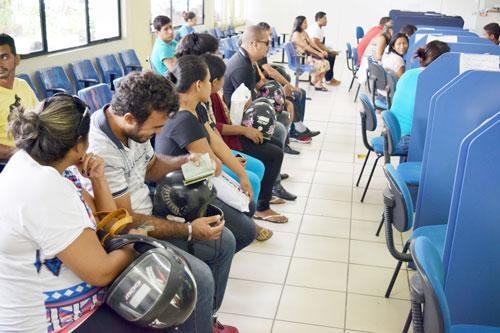 Desempregados buscam vagas no mercado de trabalho por meio do Sine (Foto: Rodrigo Sales)