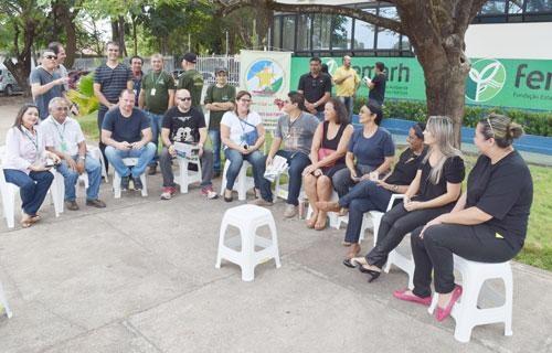Servidores da Fundação do Meio Ambiente ficaram em frente à sede do órgão, na manhã de ontem (Foto: Rodrigo Sales)
