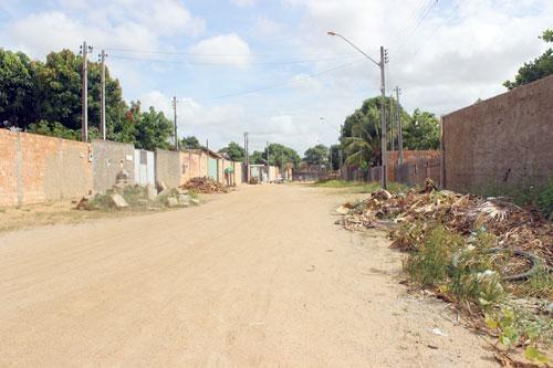 Reconhecido quando transitava por esta rua, suspeito foi agarrado e agredido por populares (Foto: Antônio Carlos)