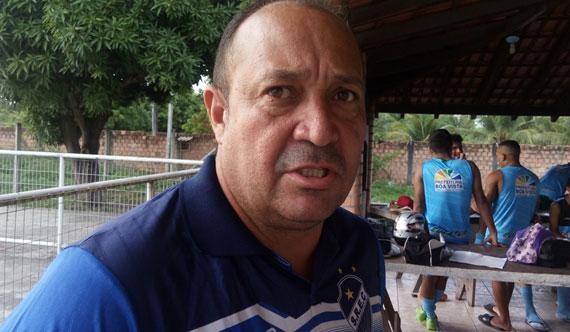 Treinador Chiquinho Viana lamenta ser impedido e treinar na Vila Olímpica (Foto: Arquivo Folha)