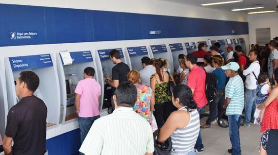 Muitos roraimenses estão correndo para as agências da Caixa Econômica para saber quando poderão sacar o dinheiro (Foto: Antônio Carlos)