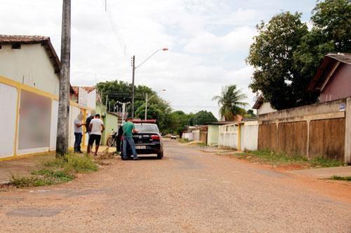 Investigadores da DGH estiveram no local do crime, na manhã de ontem, para coletar informações sobre o fato (Foto: Wenderson de Jesus)