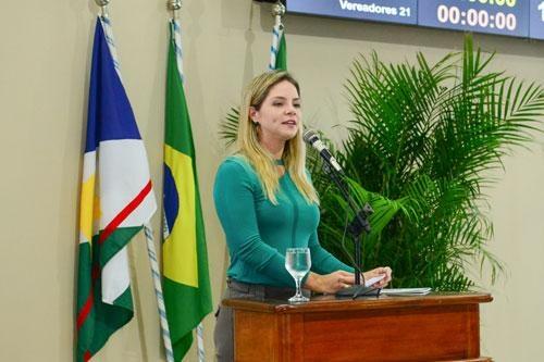 Procuradora-geral do município, Marcela Queiroz, foi quem leu a mensagem do Executivo (Foto: Divulgação)