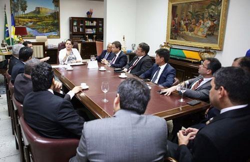 Comitiva formada por presidentes das seccionais da OAB em reunião com a governadora Suely Campos (Foto: Divulgação)