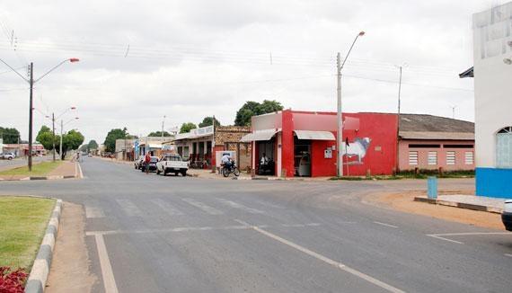 Motociclista foi atacado quando estava parado no cruzamento das ruas N11 com S17, no bairro Senador Hélio Campos (Foto: Wenderson de Jesus)