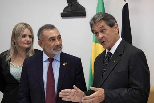 Presidente do PTB, Roberto Jefferson, dá as boas-vindas ao senador Telmário Mota (Foto: Felipe Menezes/PTB Nacional)