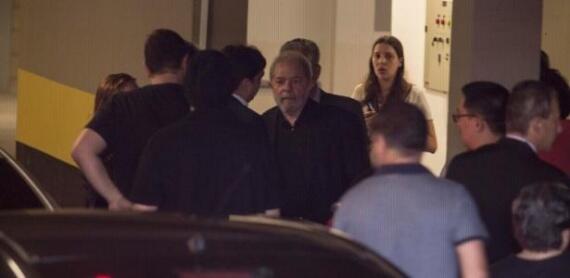 Ex-presidente Lula chegou por volta das 8h45 para velório de Dona Marisa (Foto: Marcelo Gonçalves/ Sigmapress/ Estadão Conteúdo)