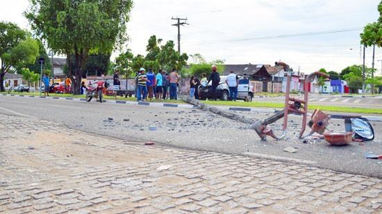 Acidente ocorreu no início da manhã de ontem no cruzamento das avenidas Brigadeiro Eduardo Gomes com Santos Dumont (Foto: Diane Sampaio)