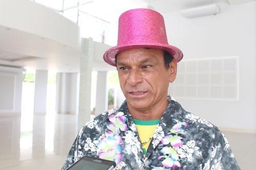 Samir Hassen organiza o Baile do Havaí há quinze anos ( Foto: Diane Sampaio)