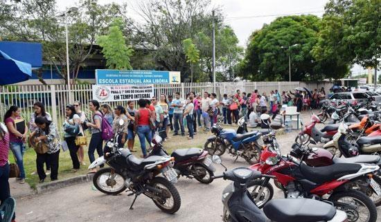 Muitas pessoas chegaram a acampar em frente da escola para guardar vaga na fila (Foto: Antônio Carlos)