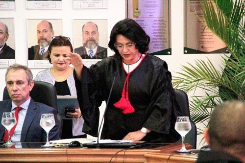 Desembargadora Tânia Vasconcelos foi empossada na tarde desta segunda-feira (Foto: Antonio Carlos)