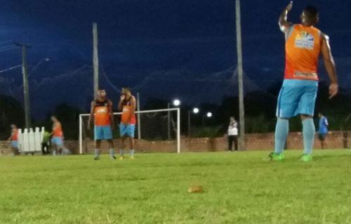 Equipe treinou bola parada na tarde de ontem no campo do CT (Foto: Arquivo Folha)