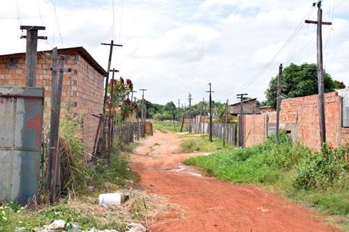 Nessa área de invasão, policiais prenderam dois indivíduos com droga e munições de calibre 12 (Foto: Antônio Carlos)