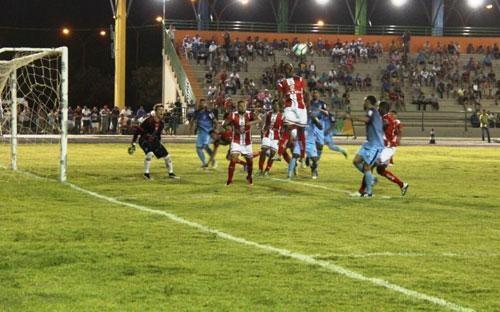 São Raimundo até que tentou, mas foi superado pelo Boa Esporte (Foto: Reynesson Damasceno)