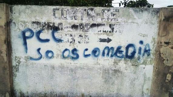 Além do muro da delegacia, casa de policial também foi pichada com as iniciais de uma organização criminosa (Foto: Divulgação)