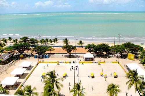 Arena de jogos foi montada na praia de Pajuçara, na capital alagoana (Foto: Site da CBV)